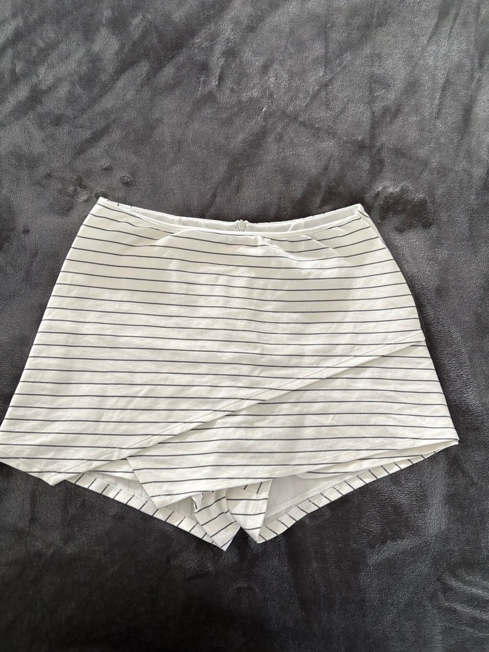 Comfy stretch cream/black stripe shorts, women’s M, LN